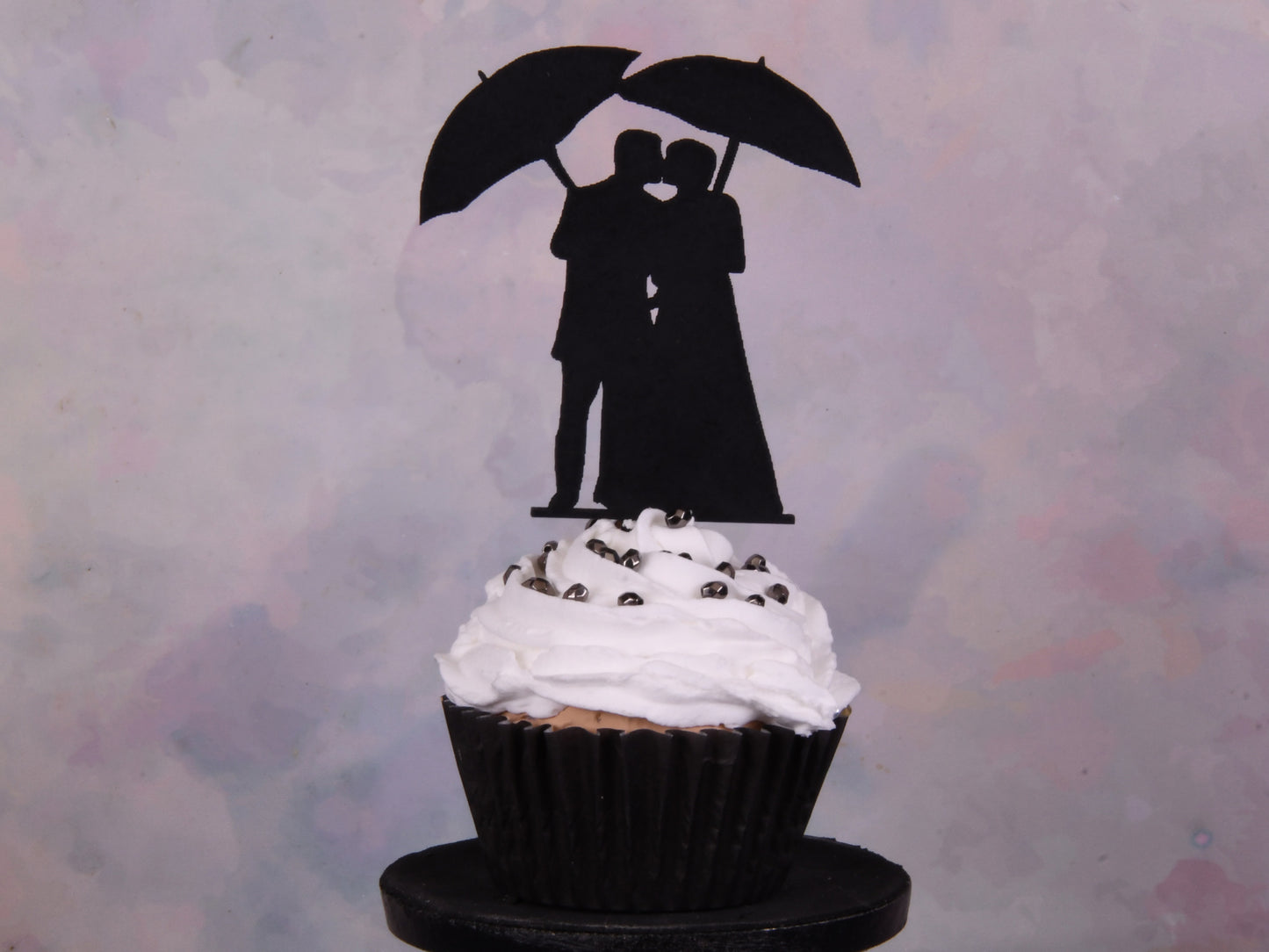 Cupcake Topper - Kissing Couple With Umbrellas